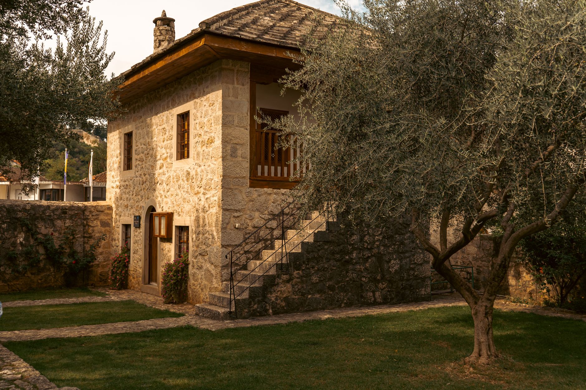 Mediterranean Landscaping Ideas for a Small Front Yard Without a Lawn